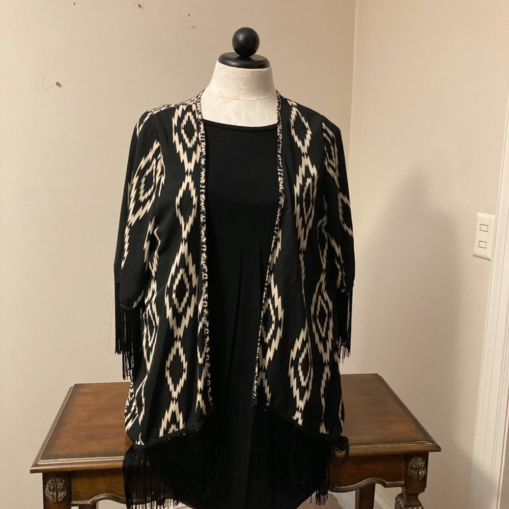 Rumors black and white patterned kimono, size os.